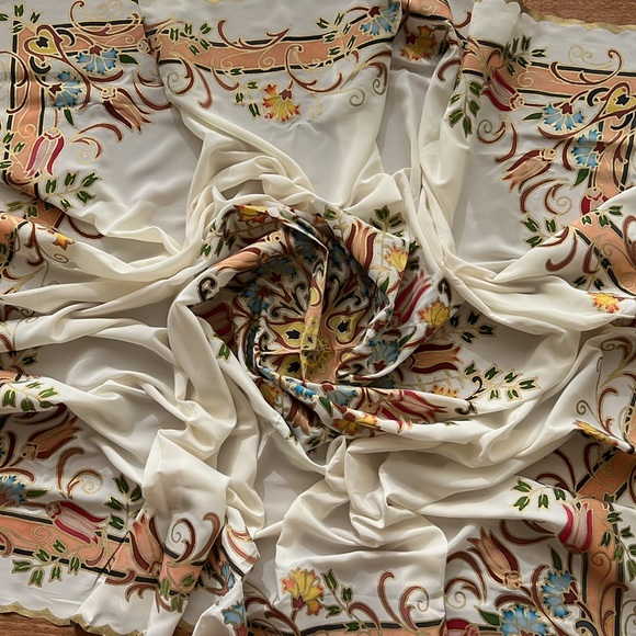 NWOT Total of 13-piece Tablecloth and Napkin Set - Picture 14 of 16